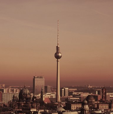 Himmel über Berlin mit dem Fernsehturm in der Dämmerung