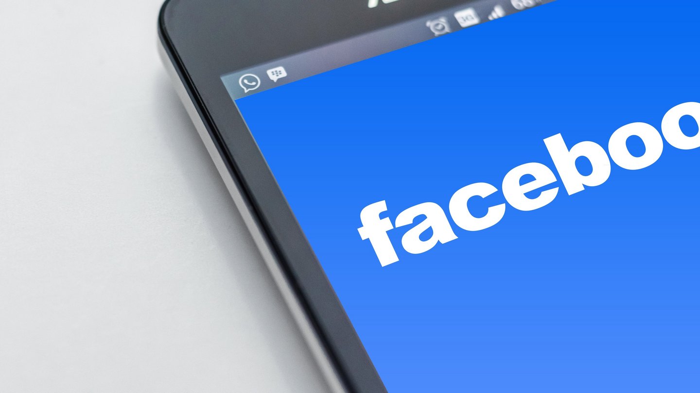 Auf einem Smartphone wird die Startseite von Facebook angezeigt.