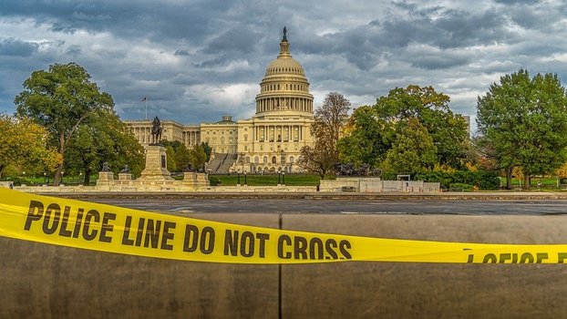 Das Capitolgebäude in Washington DC im Hintergrund, im Vordergrund ein Absperrband der Polizei