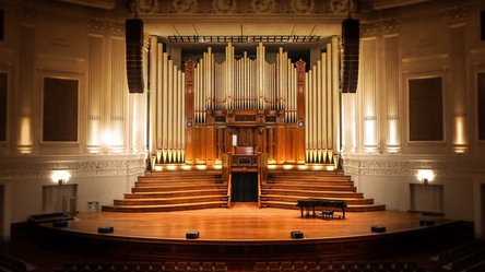 Beleuchtete Konzertbühne mit Orgel