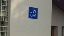 Außenansicht Gebäude mit Logo JW.ORG (Jehovas Zeugen)