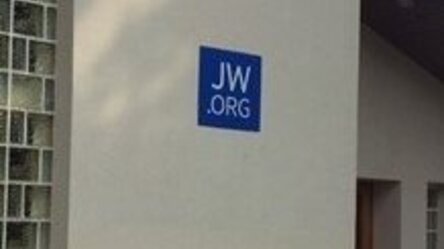 Außenansicht Gebäude mit Logo JW.ORG (Jehovas Zeugen)