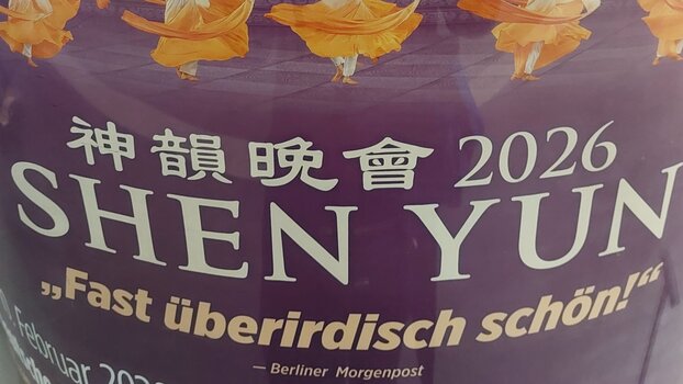 Plakat von Shen Yun am Hbf Berlin