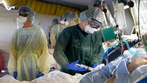 Intensivmedizinische Betreuung von Corona-Patient*innen durch Mitarbeiter*innen der Hilfsorganisation Samaritan’s Purse