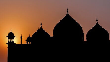 Silhouette einer Moschee in der Dämmerung