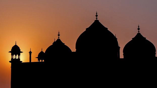 Silhouette einer Moschee in der Dämmerung
