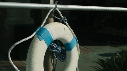 Ein Rettungsring hängt an einem Geländer.