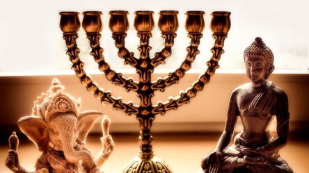 Verschiedene Symbolgegenstände der Weltreligionen