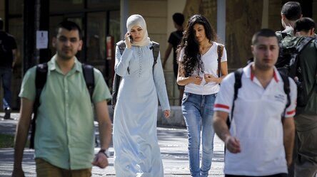 Junge Menschen, modern und traditionell gekleidet