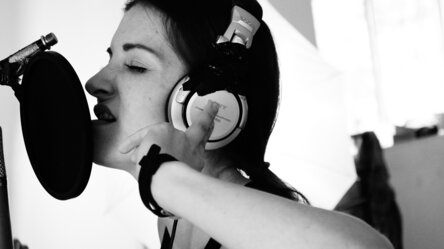 Sängerin im Studio bei einer Aufnahme