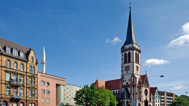 Ein Kirchen- und ein Moscheegebäude in Nachbarschaft, Mannheim