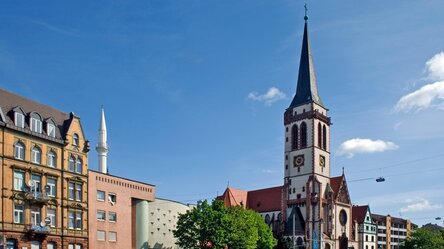 Ein Kirchen- und ein Moscheegebäude in Nachbarschaft, Mannheim