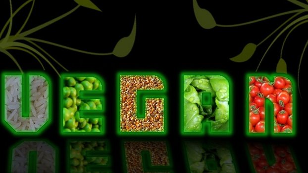 Auf dunklem Hintergrund in Großbuchstaben VEGAN, die einzelnen Buchstaben ausgefüllt mit verschiedenen Gemüsesorten