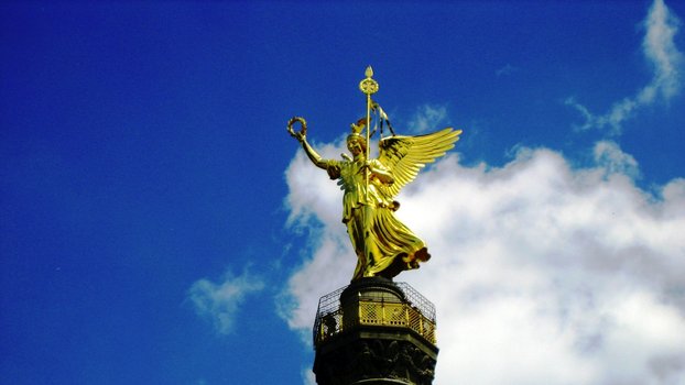 Statue der Viktoria (Siegesgöttin) auf der Siegessäule, Berlin-Tiergarten