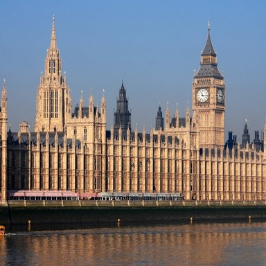 Palace of Westminster, Sitz des britischen Parlaments, von der Themse aus gesehen