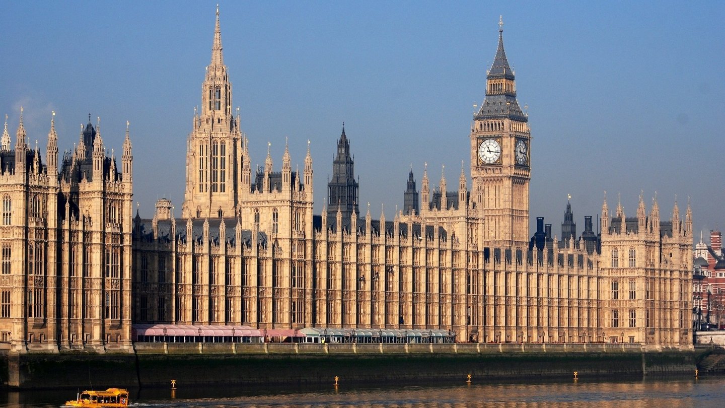 Palace of Westminster, Sitz des britischen Parlaments, von der Themse aus gesehen