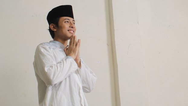 Ein junger Muslim, die Hände im Gebet