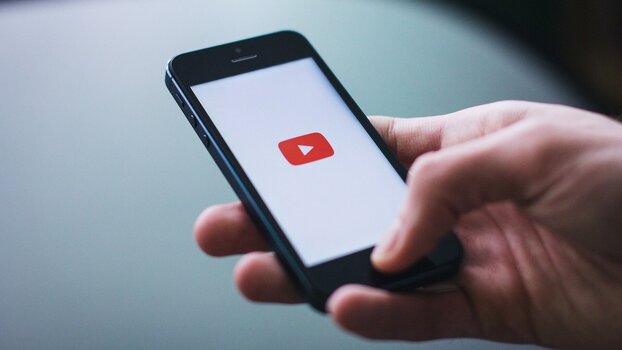 Ein in der Hand gehaltenes Mobiltelefon: Display YouTube