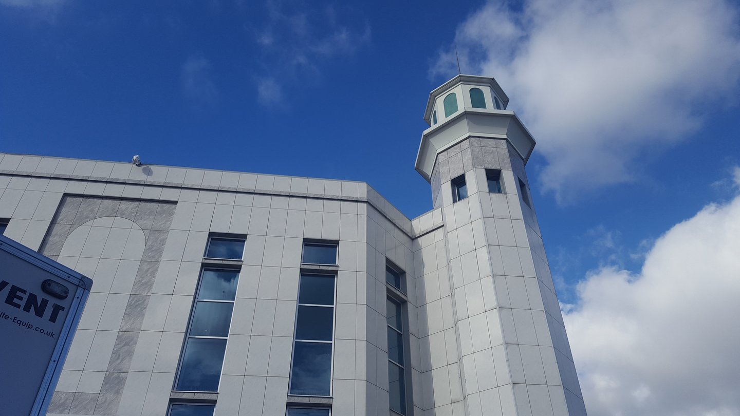 Außenansicht der Baitul-Futuh-Moschee der Ahmadiyya Gemeinschaft, London