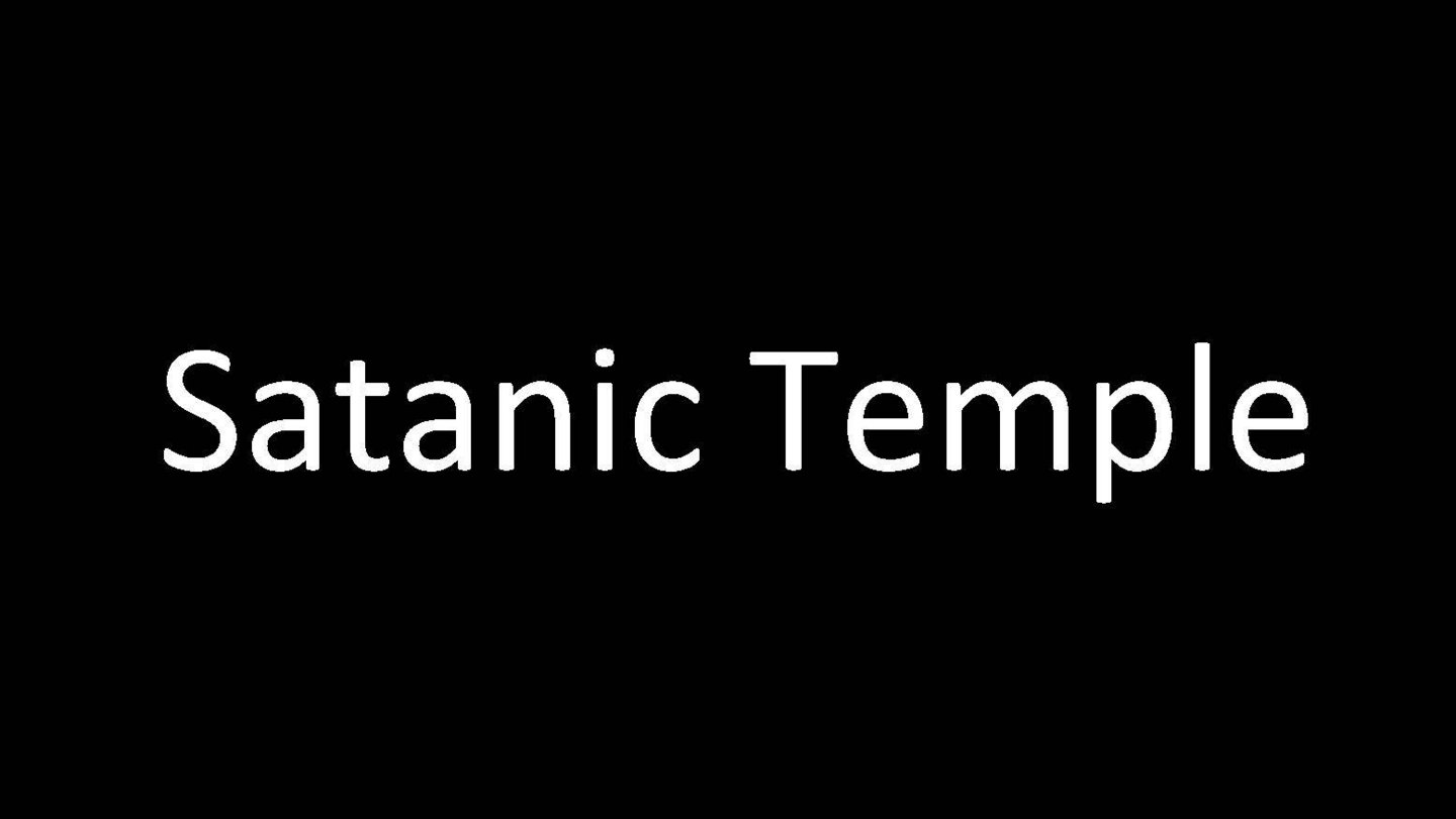 Auf schwarzem Hintergrund in weißer Schrift Satanic Temple