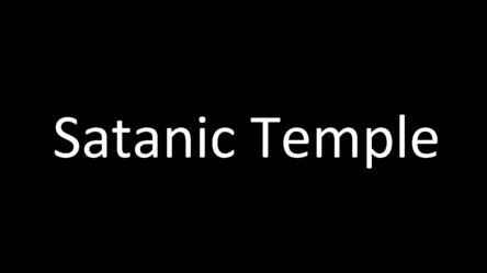 Auf schwarzem Hintergrund in weißer Schrift Satanic Temple