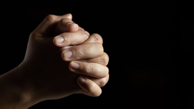 Zum Gebet gefaltete Hände