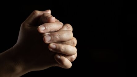 Zum Gebet gefaltete Hände