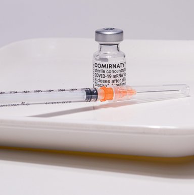 Impfung: Spritze mit Corona-Impfstoff