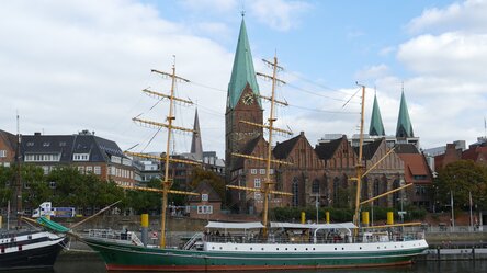 Blick auf die Altstadt von Bremen von der Weser aus gesehen, im Vordergrund ein Dreimaster