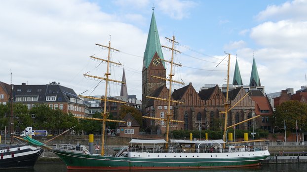 Blick auf die Altstadt von Bremen von der Weser aus gesehen, im Vordergrund ein Dreimaster