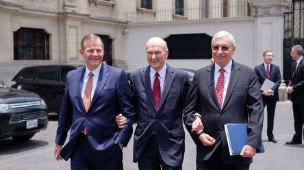 Präsident Russell M. Nelson mit Elder Gary E. Stevenson und Elder Enrique R. Falabella