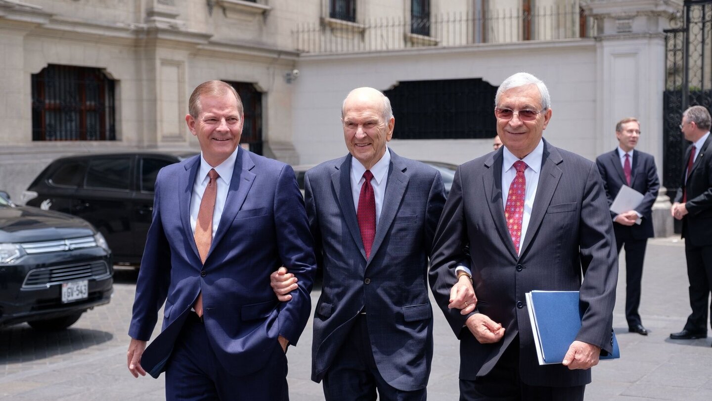 Präsident Russell M. Nelson mit Elder Gary E. Stevenson und Elder Enrique R. Falabella