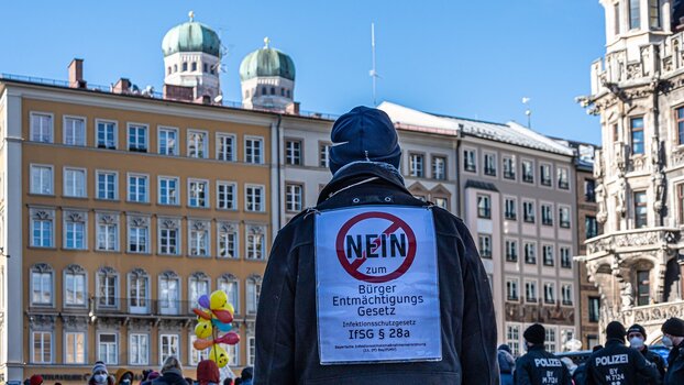 Demonstration von Corona-Gegnern: Ein Demonstrant trägt ein Plakat "Nein zum Bürger Entmächtigungs Gesetz" auf dem Rücken.