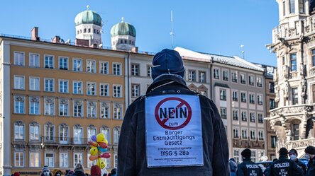 Demonstration von Corona-Gegnern: Ein Demonstrant trägt ein Plakat "Nein zum Bürger Entmächtigungs Gesetz" auf dem Rücken.
